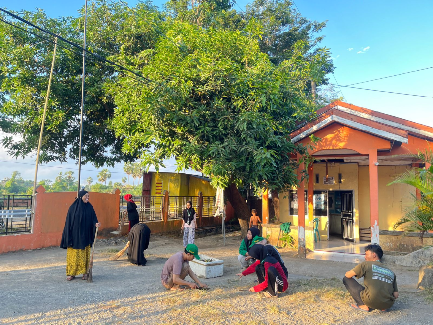 PEMERINTAH DESA PATANI BERSAMA MAHASISWA KKN UNHAS DAN UIN ALAUDDIN GELAR KERJA BAKTI JELANG KUNJUNGAN KETUA PKK KABUPATEN TAKALAR